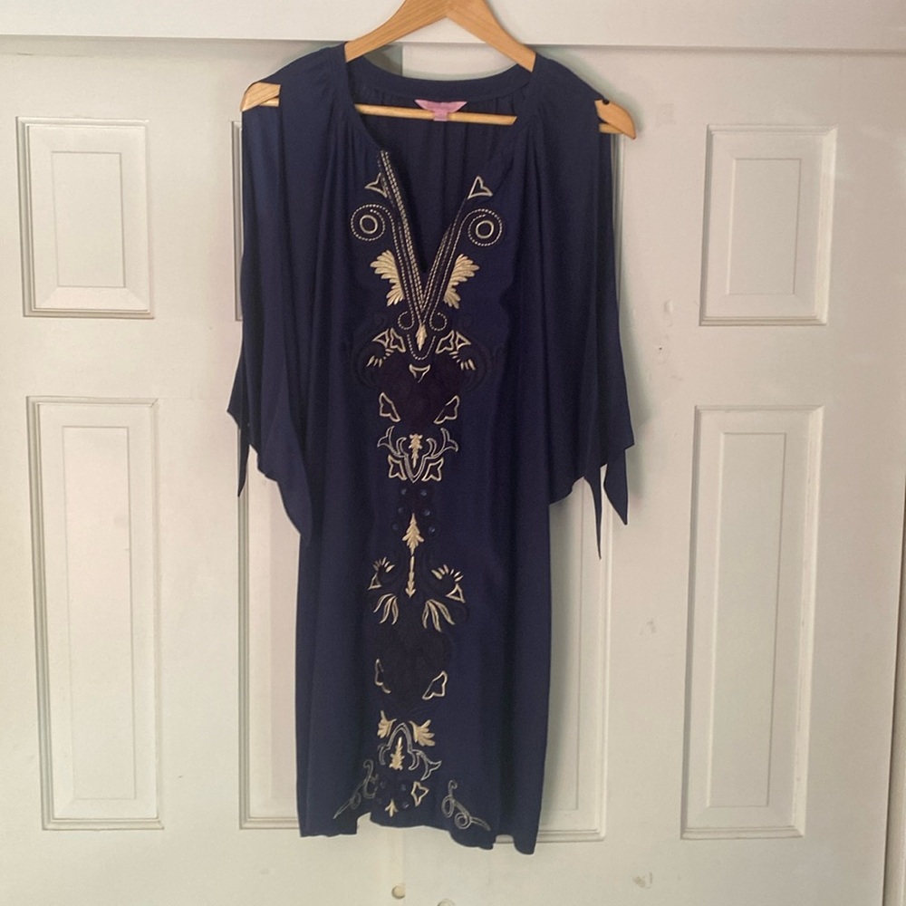 Beautiful navy gold Lilly Pulitzer dress with embroidered details. Open sleeves.
